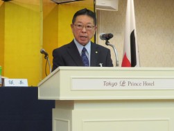 冒頭あいさつに立つ塚田会長・理事長