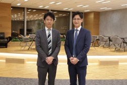 植本一生セクションリーダー（左）と名倉伊吹マネージャー（右）
