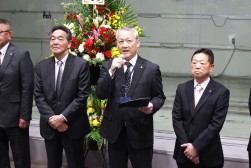 セレモニーで挨拶する近藤理事長