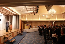 乾杯挨拶をする荒井商事の荒井会長_