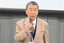 セリ前にあいさつを述べる萩原理事長