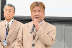 あいさつを述べる貫名流通委員長