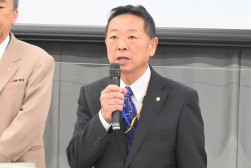 来賓を代表してあいさつを行うJU中販連・塚田会長