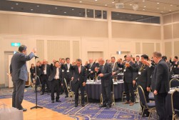 乾杯の発声は荒井商事の荒井会長