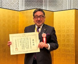 表彰状を手にする千﨑理事長