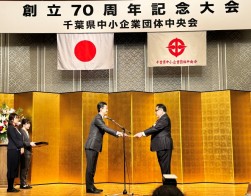 熊谷県知事（左）から千﨑理事長に表彰状の授与