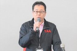 セリ前にあいさつを述べる新井会場長