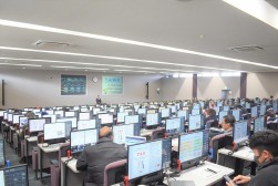 早朝より多くの会員が訪れた