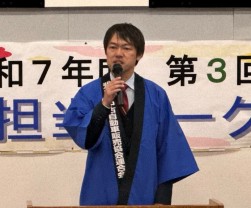 あいさつに立つ篠原部会長
