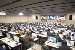 早朝から多くの会員が訪れた