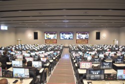 早朝から多くの会員が訪れた