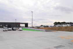 積み下ろしスペースからスロープを上って出品ヤードに入るレイアウト