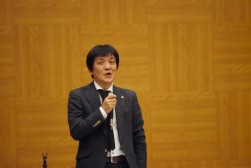 岡隆夫小売振興委員長