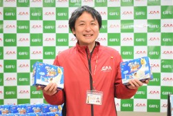 取引１台賞で「白いブラックサンダー」を進呈