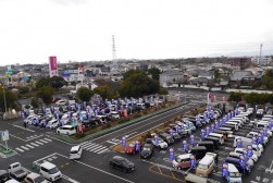 会場俯瞰写真（手前が親会、奥寄りが青年部会）