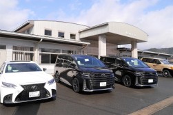 高額車の出品も多く、会場前は華やかに