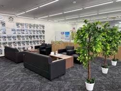 快適な商談ルーム、壁面には成約車両掲載