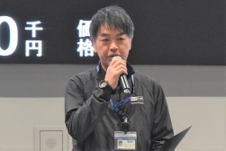 セリの説明を行う山崎功士車両部次長