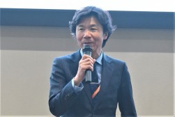 あいさつを述べる勝嵜流通委員長