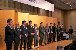 各県青年部会長が登壇、森本太一郎顧問（写真手前）が紹介した