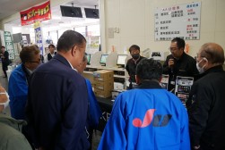 カーナビなどの展示・販売ブースも賑わった