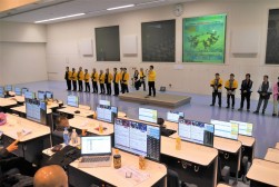 セリ開始前にはセレモニーを開催