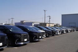 会場前には４０系アルファード／ヴェルファイアを並べた