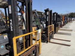 出品予定のフォークリフトが並ぶ