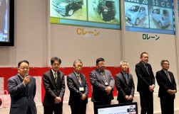 荒井会長（左）が祝辞