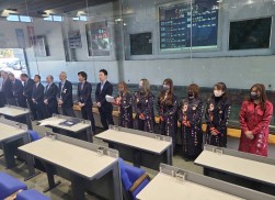 セレモニーにレディースが登壇