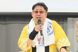 セリ前にあいさつを述べる杉本青年部会長