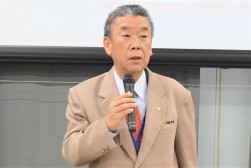あいさつを述べる萩原理事長
