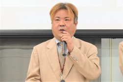 あいさつを述べる貫名流通委員長