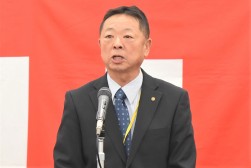 あいさつを述べるJU中販連・塚田会長