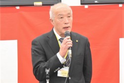 来賓あいさつを述べるJU中部・奥村会長
