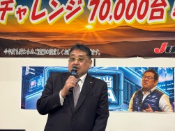 あいさつに立つ千﨑理事長