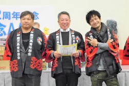 写真中央はオークション運営委員長を務めた宮ヶ谷智治青年部会総務委員長