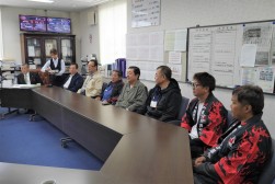 ＪＵ鹿児島側の出席者（写真左奥が新園理事長）