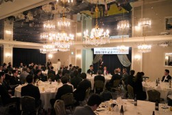 盛大に記念パーティーを開催