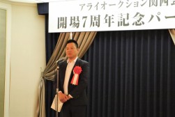 乾杯のあいさつはアース取締役統括の原勉氏が行った