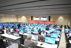 早朝より多くの会員が訪れた