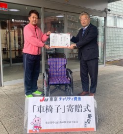 大和会特別養護老人ホーム愛生苑に後藤青年部理事（右）が目録と車いすを贈呈