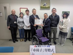 啓光福祉会啓光学園に後藤青年部理事（左から4人目）が目録と車いすを贈呈
