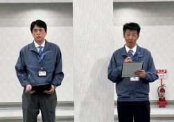 青木課長（右）が哀悼の意を表した