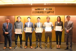 ２年度は新たに５社が教育優良店の楯を授与した