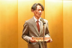 受賞者を代表して、あいさつを行うガレージグロスの島田さん