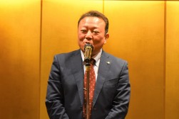 あいさつを述べる髙垣小売振興委員長