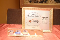 授与される楯とメダル