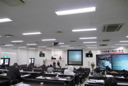 セリ会場の風景も様変わりする（会場前方スクリーンには大型モニターを設置する予定）