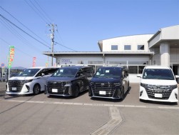迫力あふれる会場玄関前の出品車